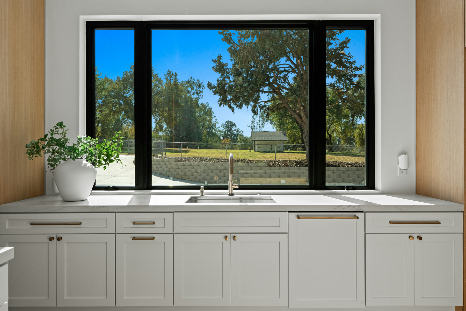 Aluminium Fensterrahmen beim Reinigen