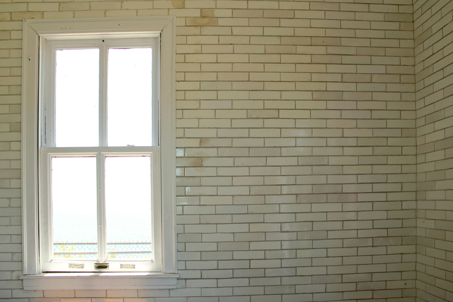 Fensterrahmen beim Reinigen