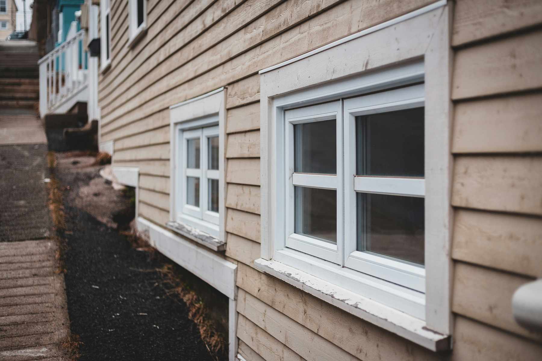 Fensterrahmen beim Reinigen mit Essig