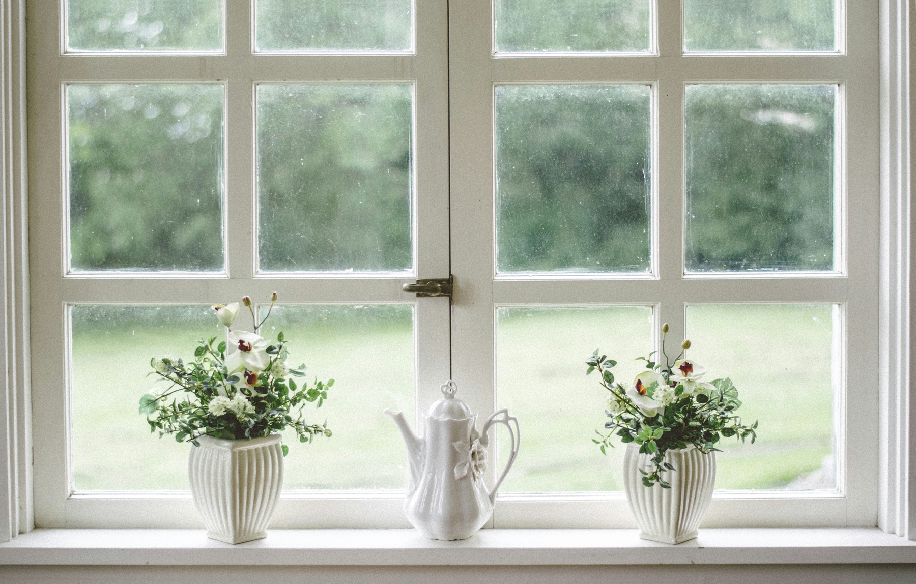 Fensterrahmen beim Reinigen mit Dampfreiniger