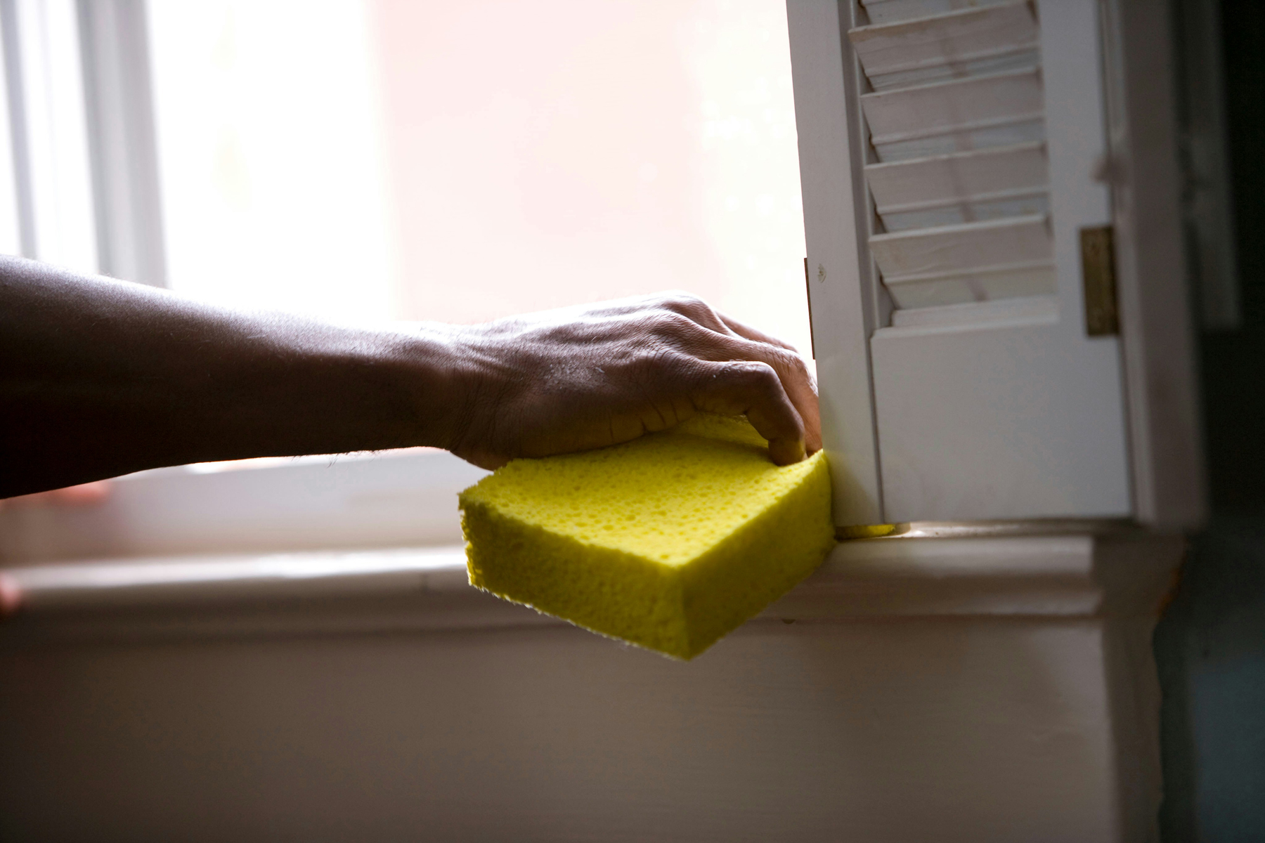 Fensterrahmen Ecken beim Reinigen