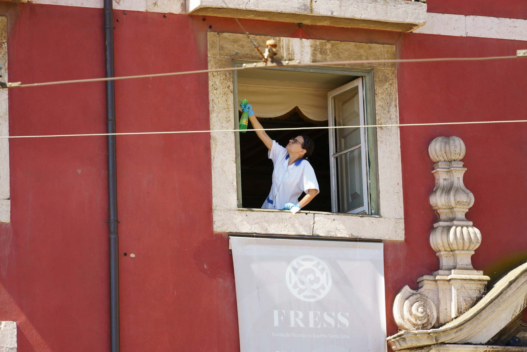 Fensterrahmen innen beim Reinigen