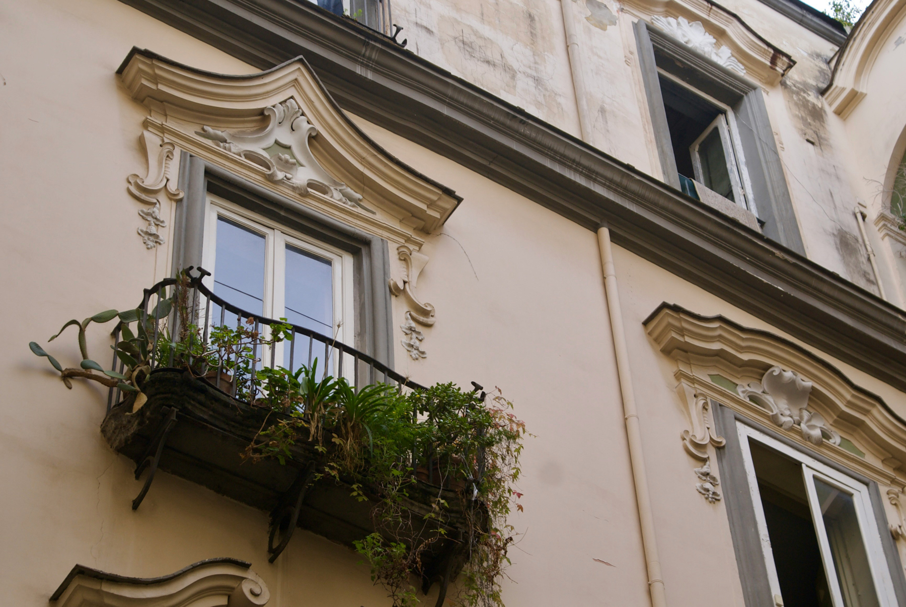 Fensterrahmen beim Reinigen