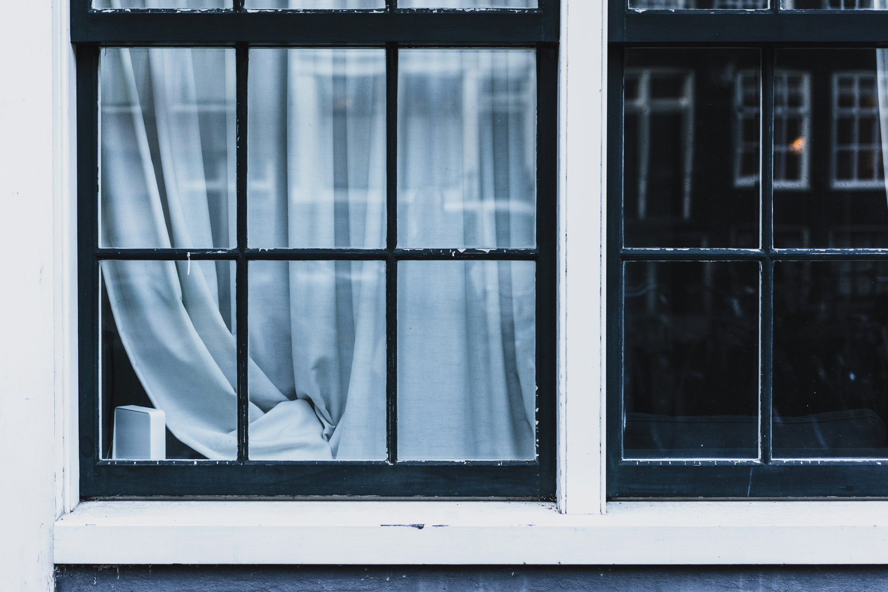Fensterrahmen beim Reinigen mit Hausmitteln