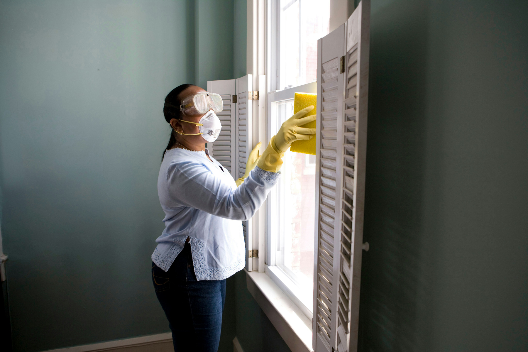 Fensterrahmen beim Reinigen