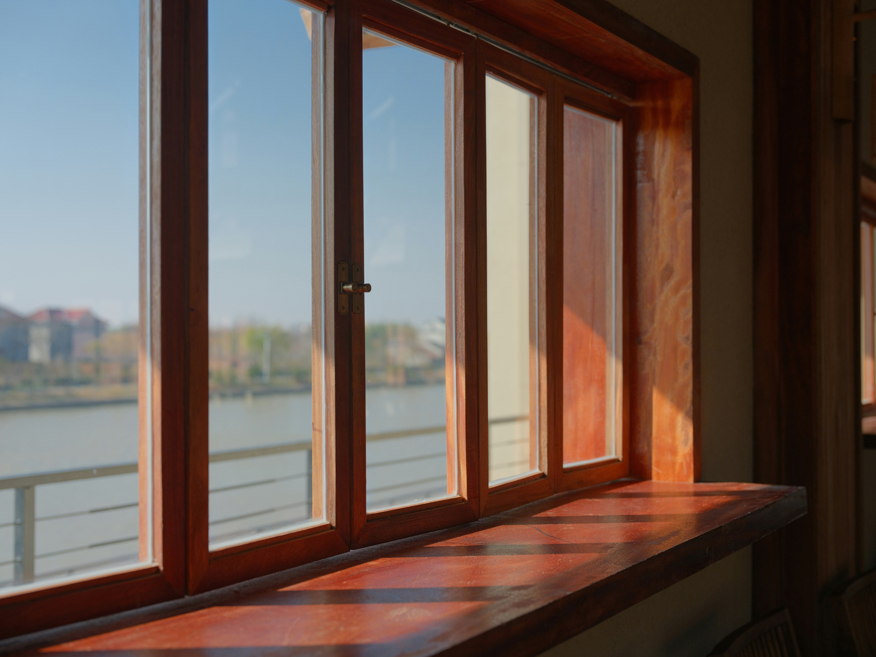 Fensterrahmen beim Reinigen mit Natron