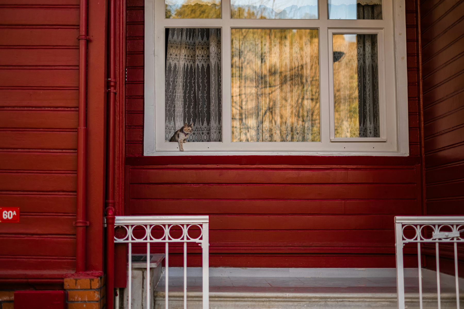 Verschmutzter Fensterrahmen beim Reinigen