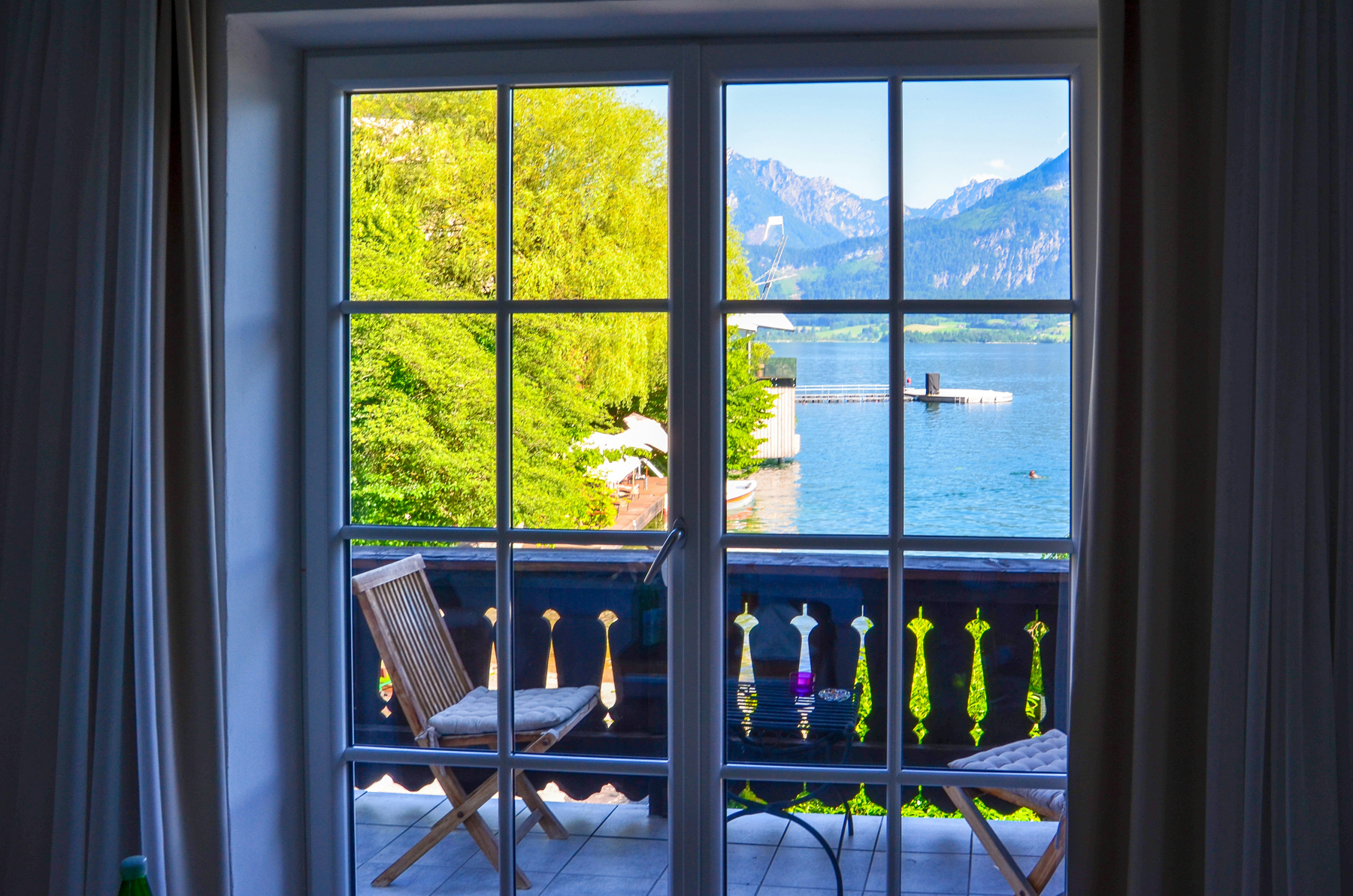 Fensterrahmen beim Reinigen mit Spray