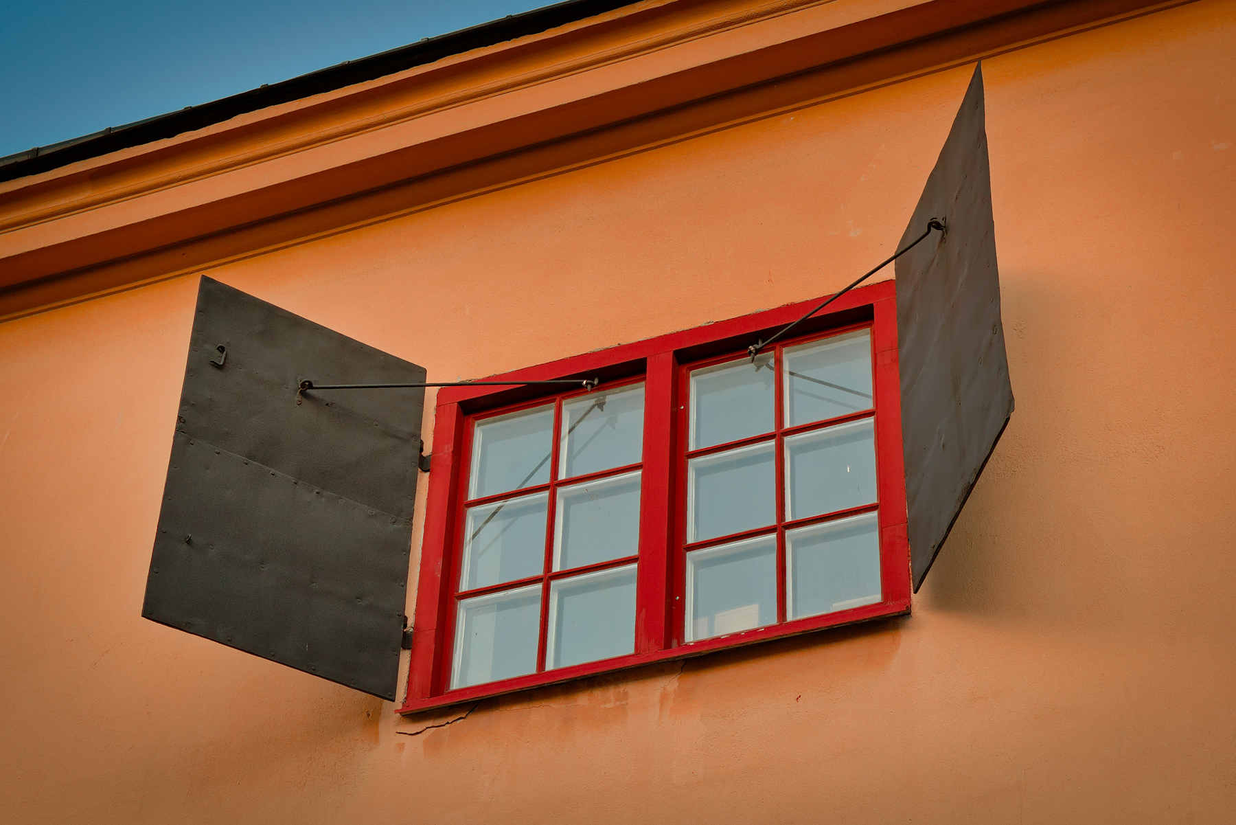 Fensterrahmen mit schwarzen Flecken