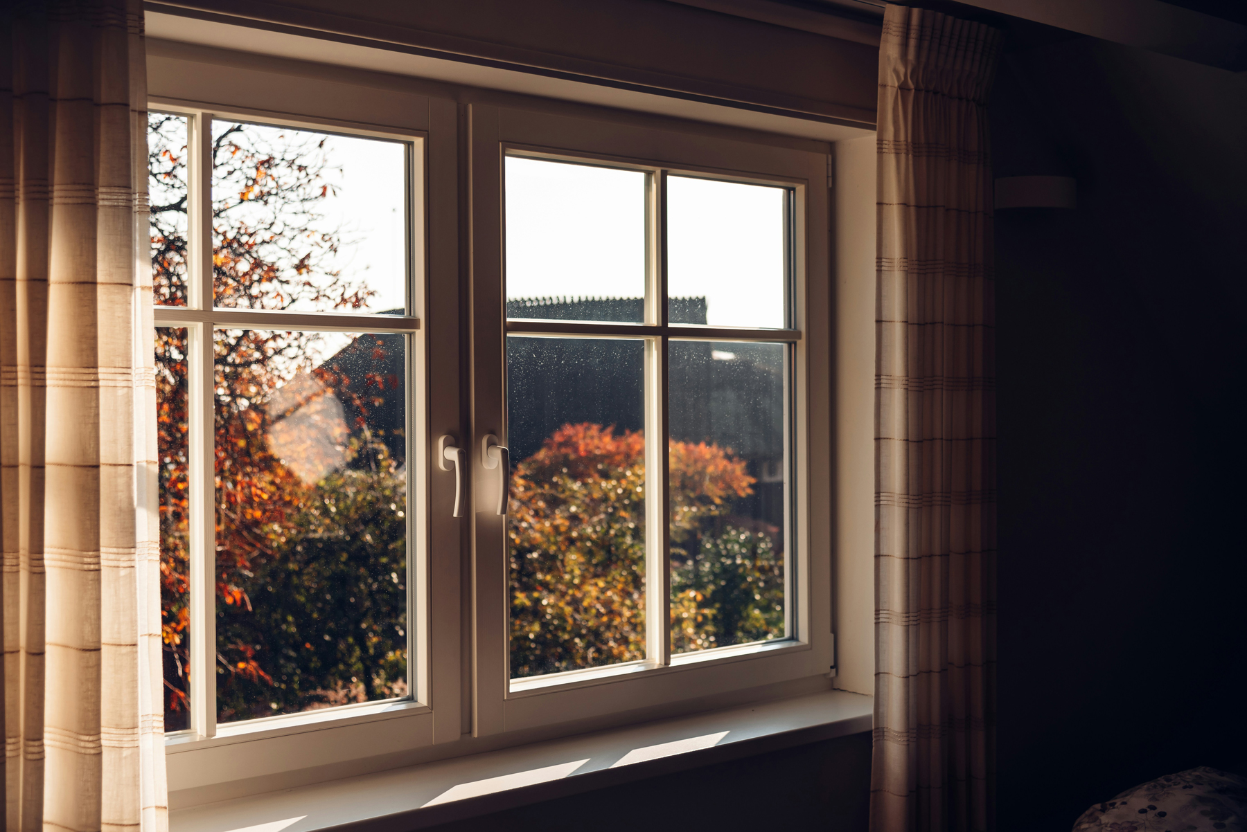 Fensterrahmen im Herbst reinigen