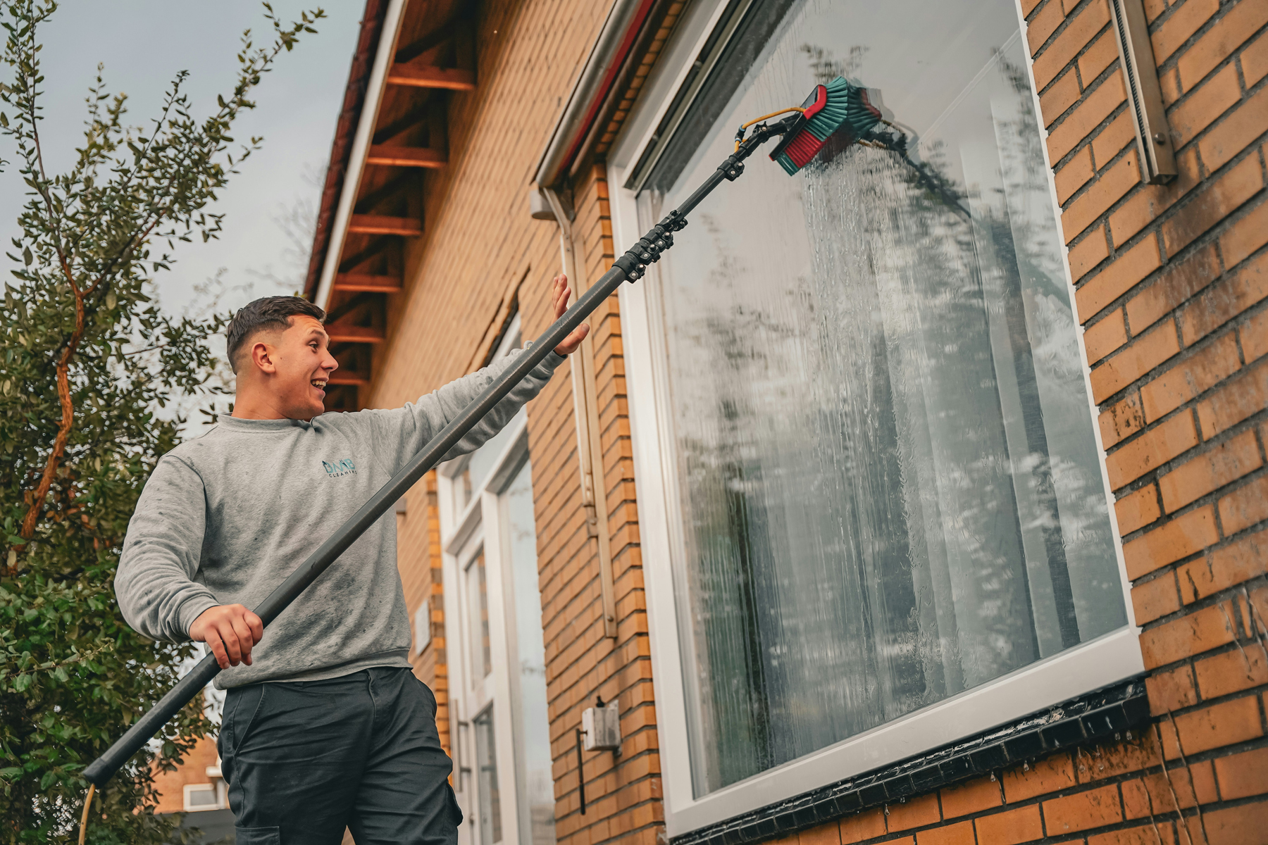Fensterrahmen bei der Reinigung