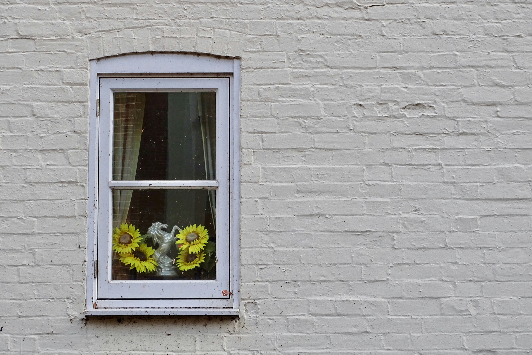 Weißer Fensterrahmen beim Reinigen