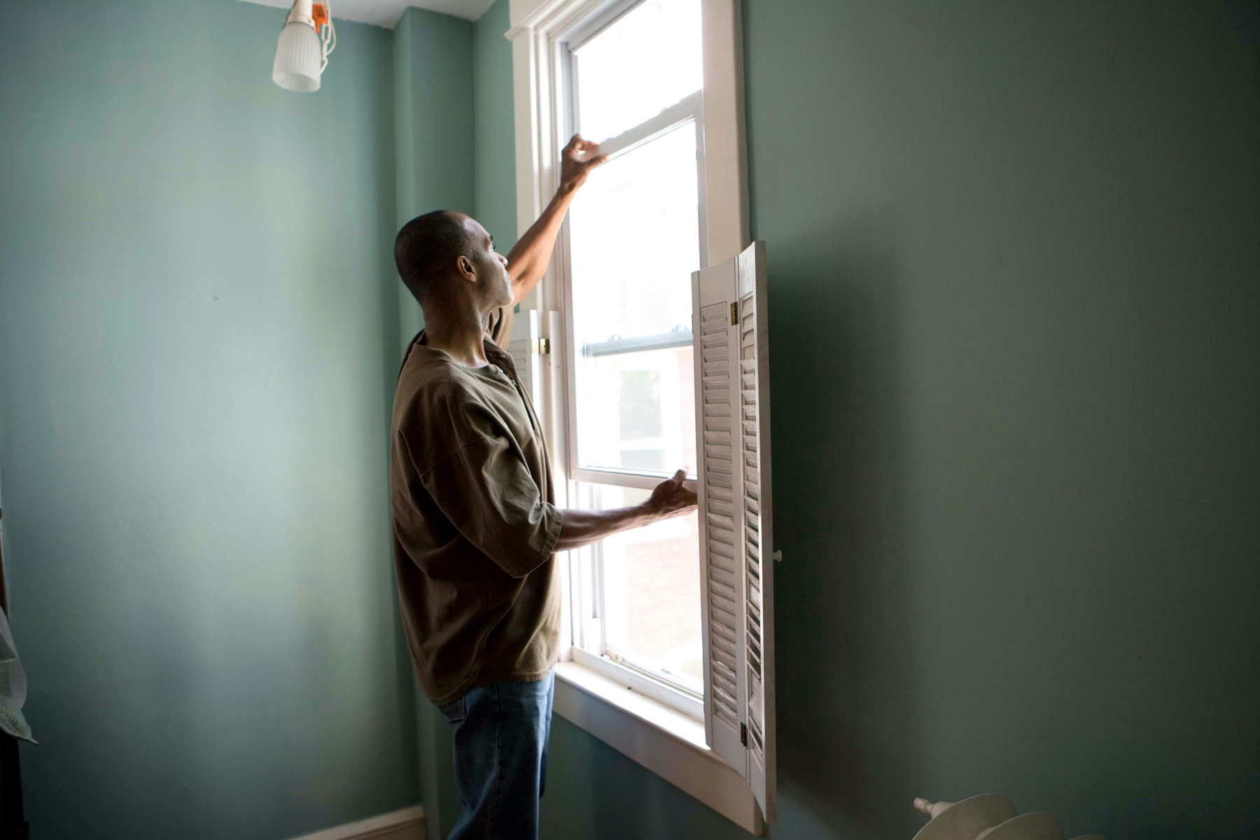 Kunststoff Fensterrahmen beim Reinigen