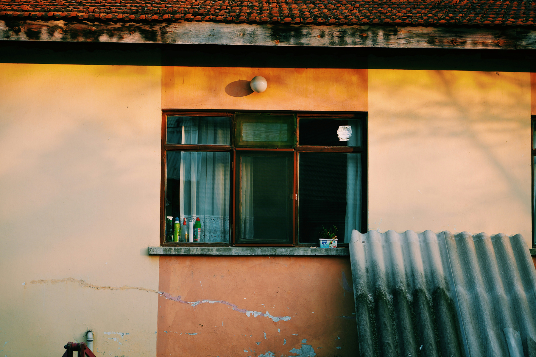 Stark verschmutzter Fensterrahmen
